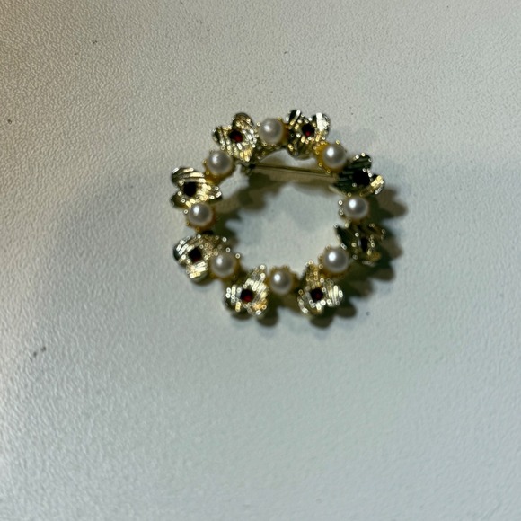 Wreath Brooch Gold Tone Floral Pearls Red Rhinestones Pin Jewelry - Picture 1 of 3